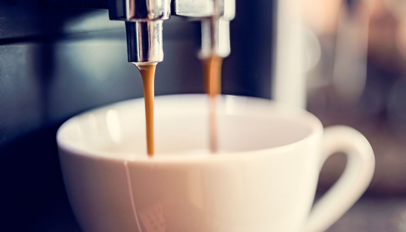 Kaffemaskine brygger kaffe